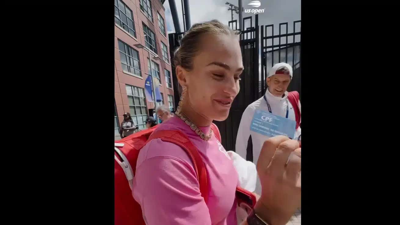 Aryna Sabalenka com o “CPF” que recebeu de uma fã no US Open
