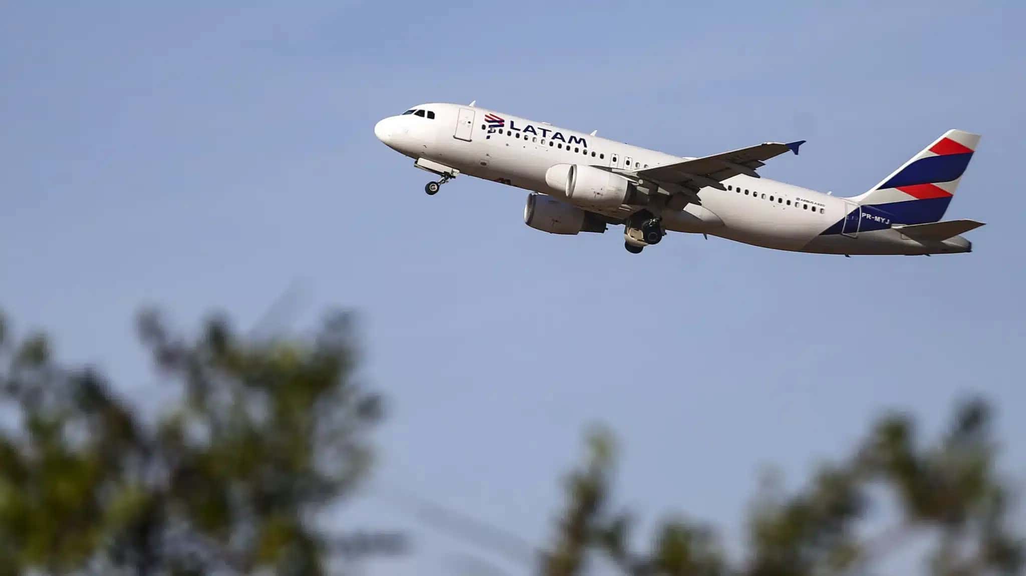 Avião da Latam decolando.