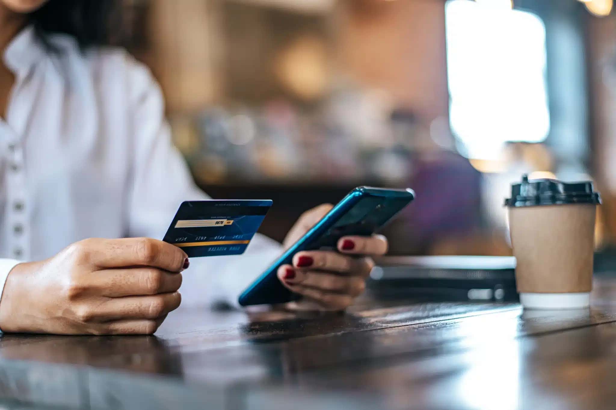 Representação de pessoa usando serviços financeiros pelo celular.