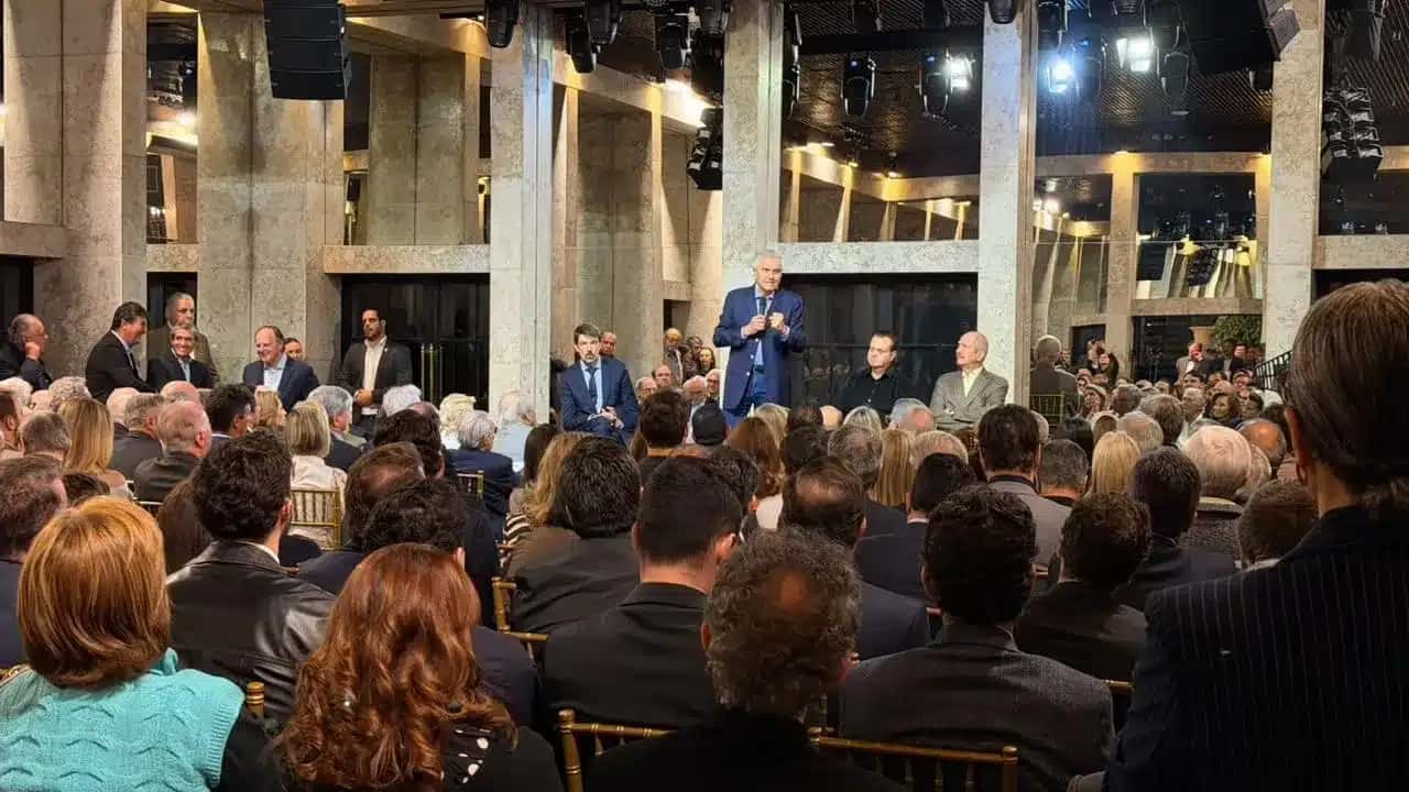 Ronaldo Caiado discursa em evento com empresários em São Paulo, em 14 de agosto de 2026
