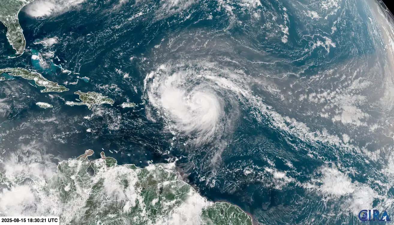 Furacão Erin passa pelo Oceano Atlântico