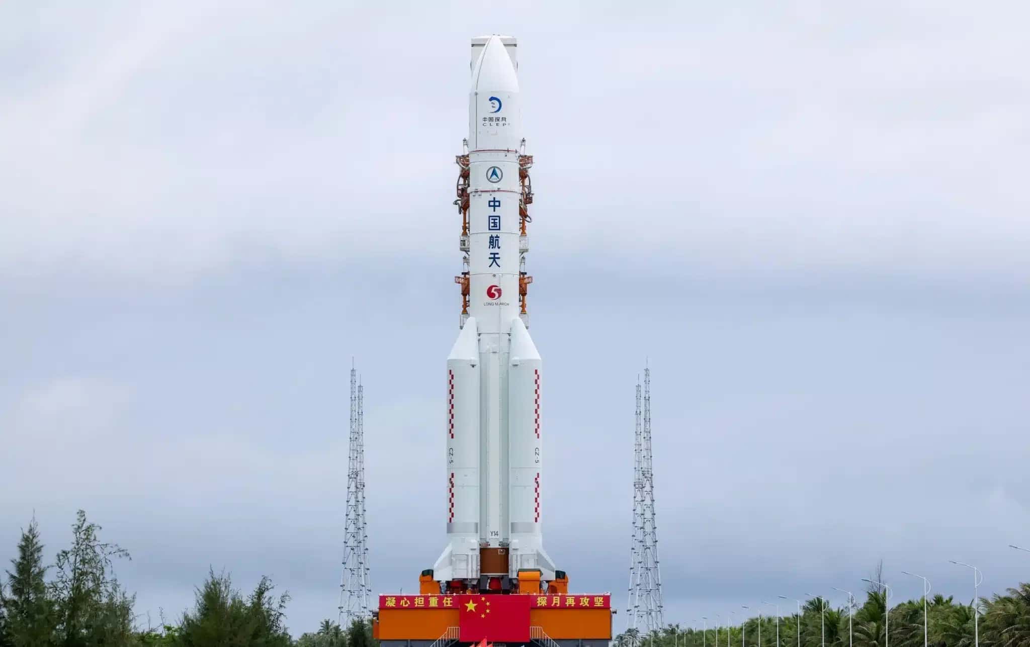 A sonda lunar Chang’e-7 no topo de seu foguete transportador, na semana passada, no Centro de Lançamento de Espaçonaves de Wenchang