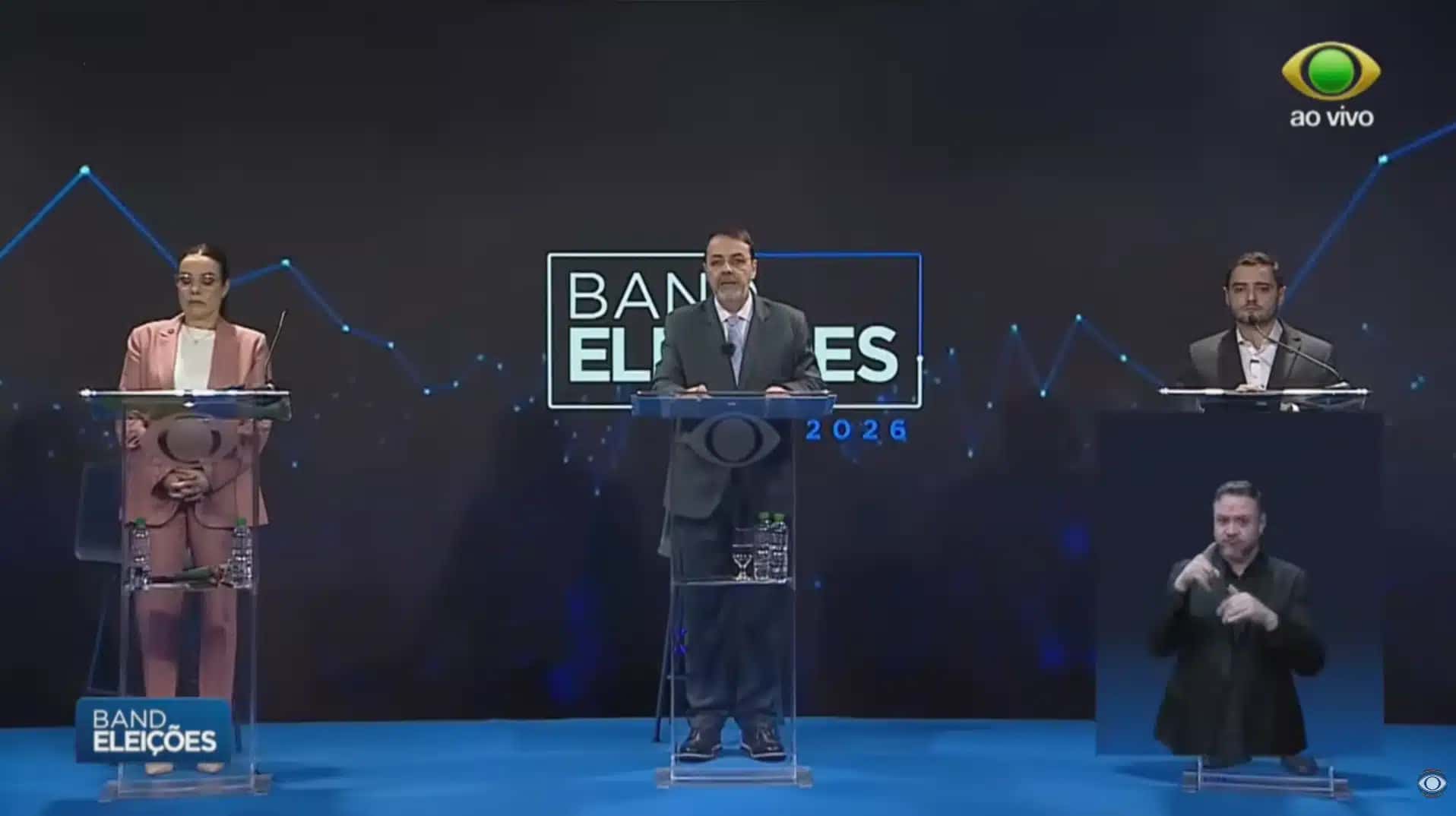 À esquerda, a candidata ao governo Juliana Brizola (PDT-RS); à direita, o candidato Gabriel Souza (MDB); no centro, o apresentador e jornalista Oziris Marins