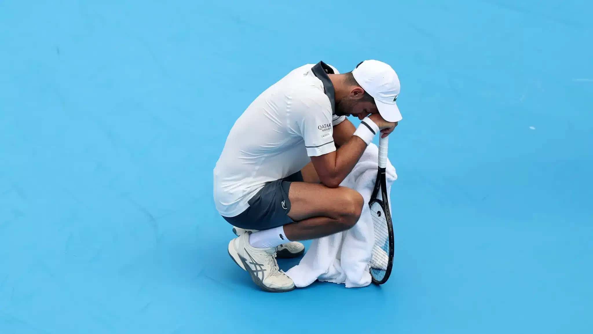 Novak Djokovic exausto durante a partida contra o argentino Thiago Agustín Tirante no Masters 1000 de Cincinnati; ele foi eliminado logo na estreia