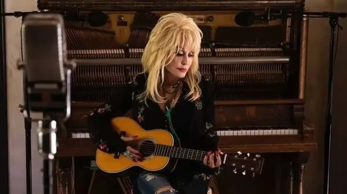 Em setembro, Parton adiou uma série de shows programados para dezembro em Las Vegas, citando “desafios de saúde”
