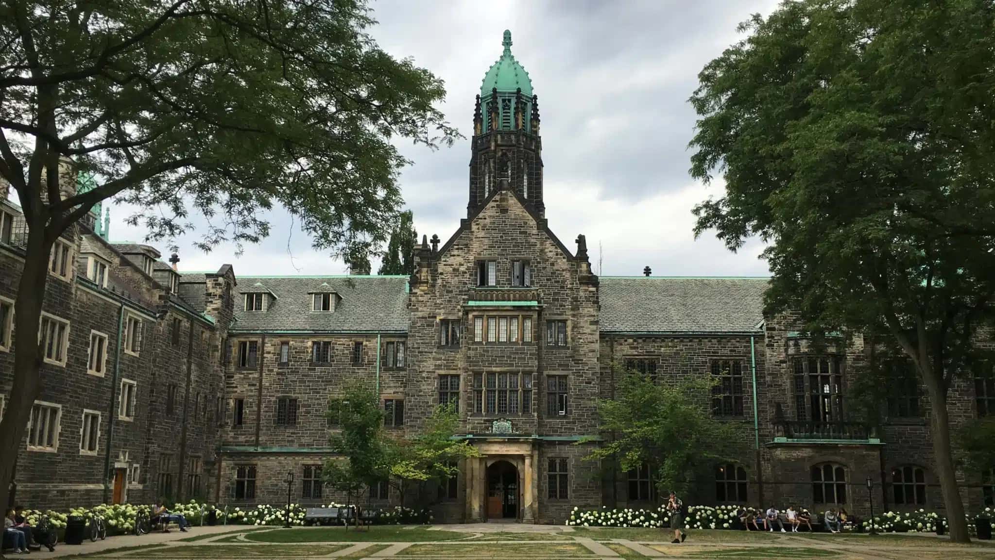 Universidade de Toronto, no Canadá, tem programa de bolsas para graduação