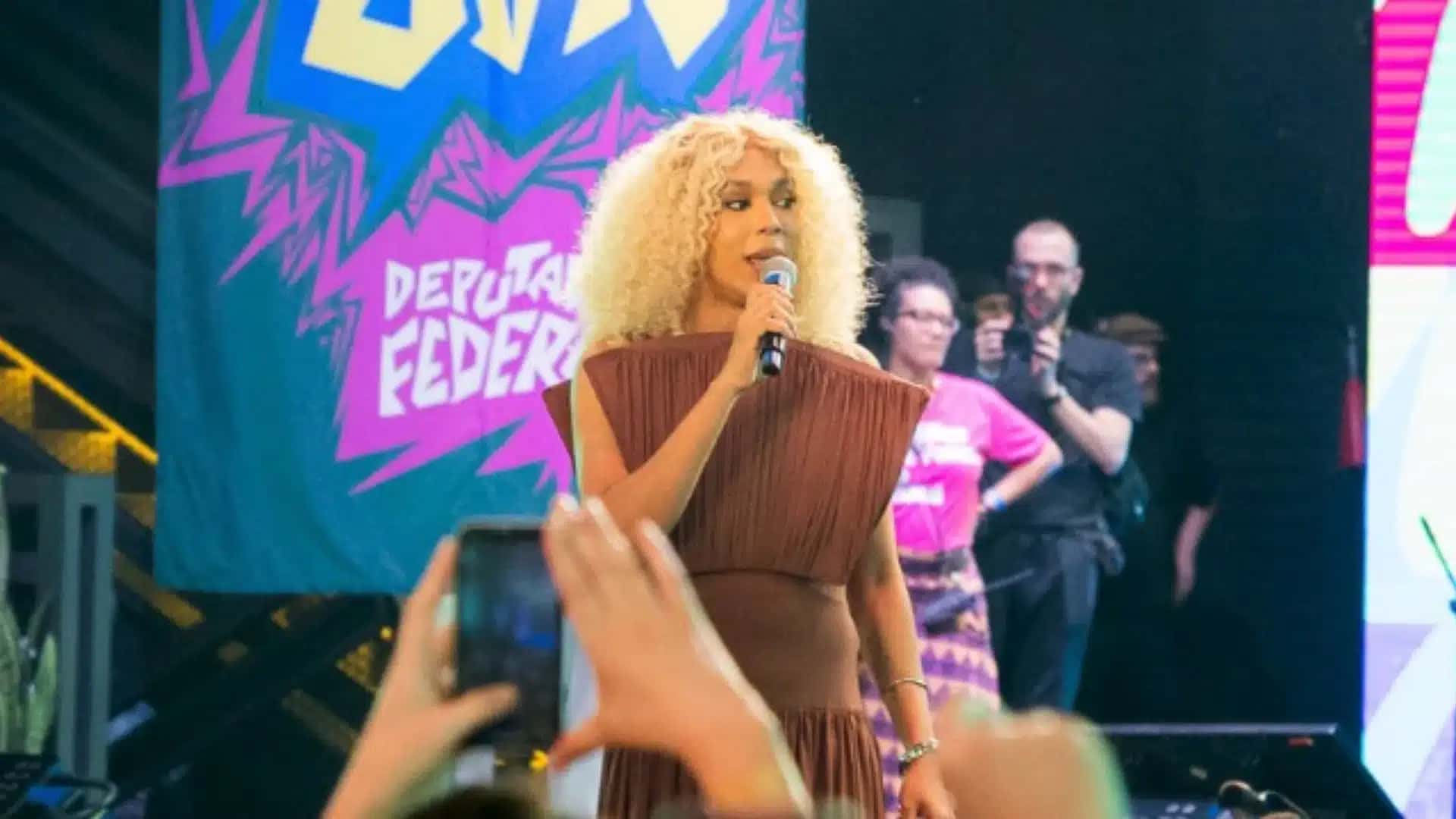 Na imagem, Erika Hilton (Psol) em evento de lançamento em São Paulo. Erika disputa em 2026 seu 2º mandato na Câmara dos Deputados. Ela foi eleita em 2022 por São Paulo com 256.903 votos | Reprodução/X @ErikakHilton – 23.ago.2026