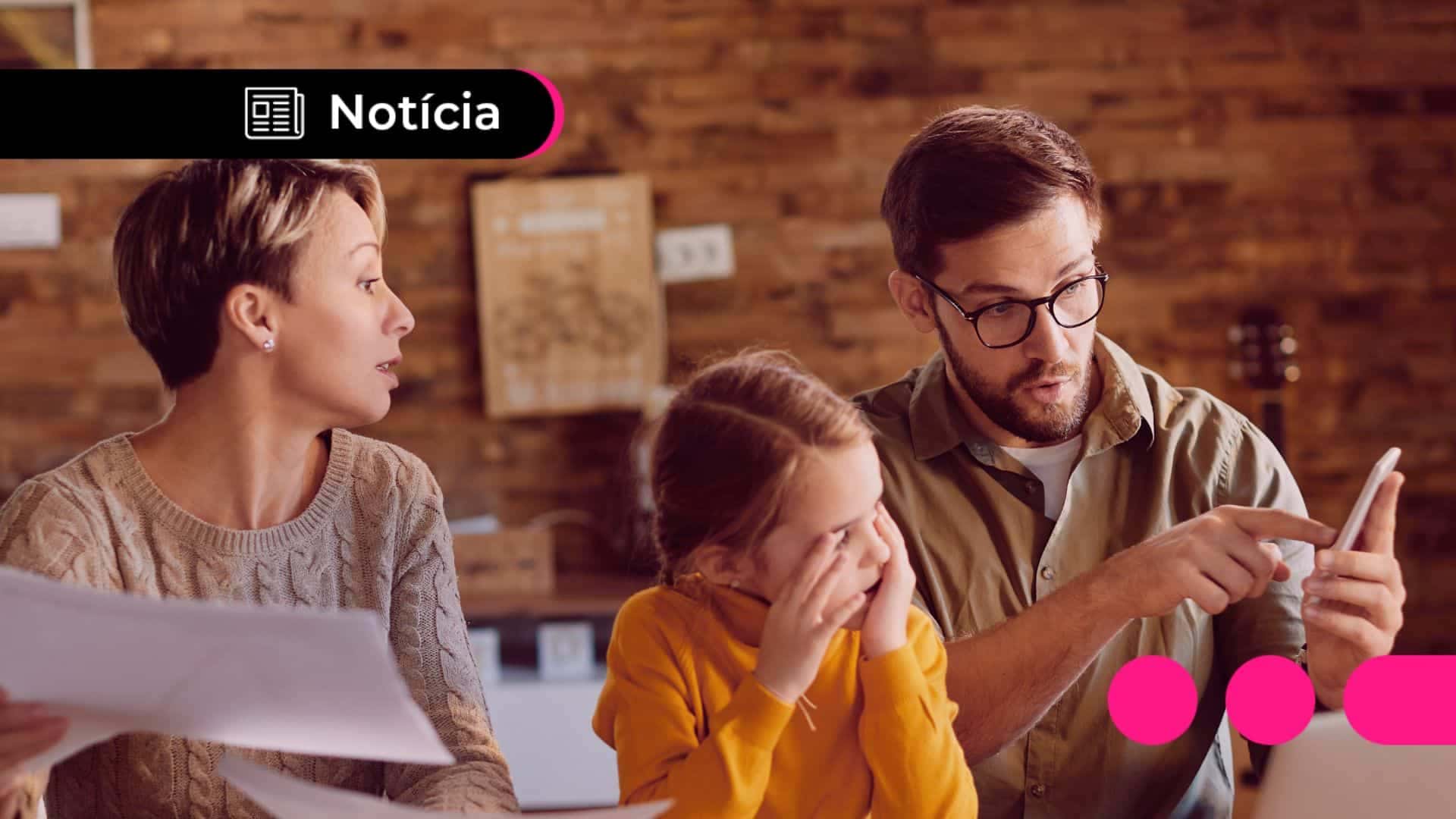 Família beneficiária do programa Bolsa Família fazendo atualização de cadastro.
