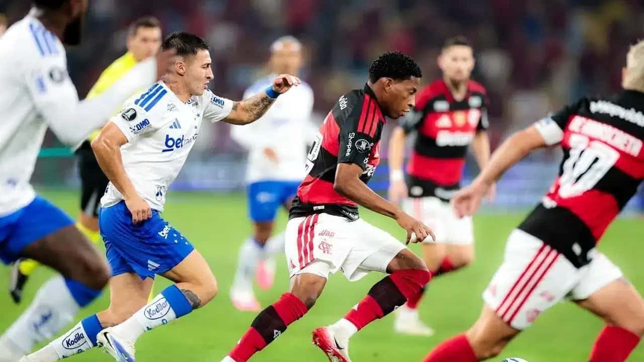 Flamengo e Cruzeiro no jogo de volta das oitavas de final da Libertadores