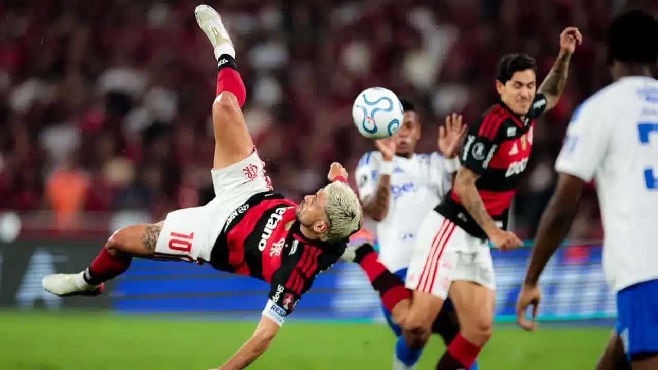 De Arrascaeta tenta bicicleta em Flamengo x Cruzeiro pela Libertadores