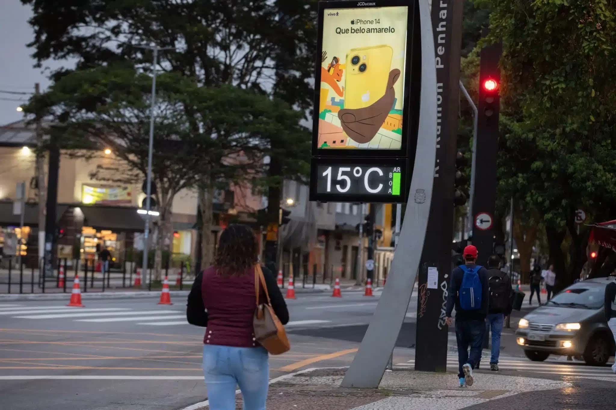 Pedestres enfrentam manhã de frio em São Paulo