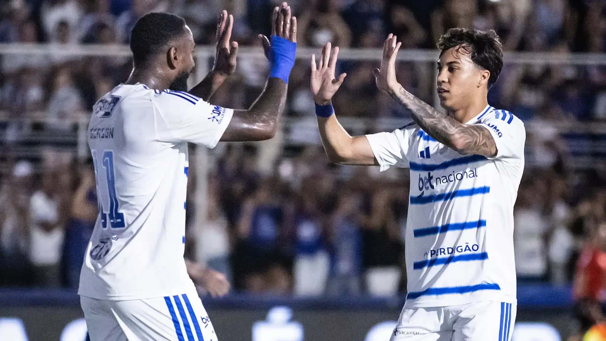 Gerson e Kaio Jorge comemoram o primeiro gol do Cruzeiro sobre a URT, marcado pelo centroavante após assistência do meia