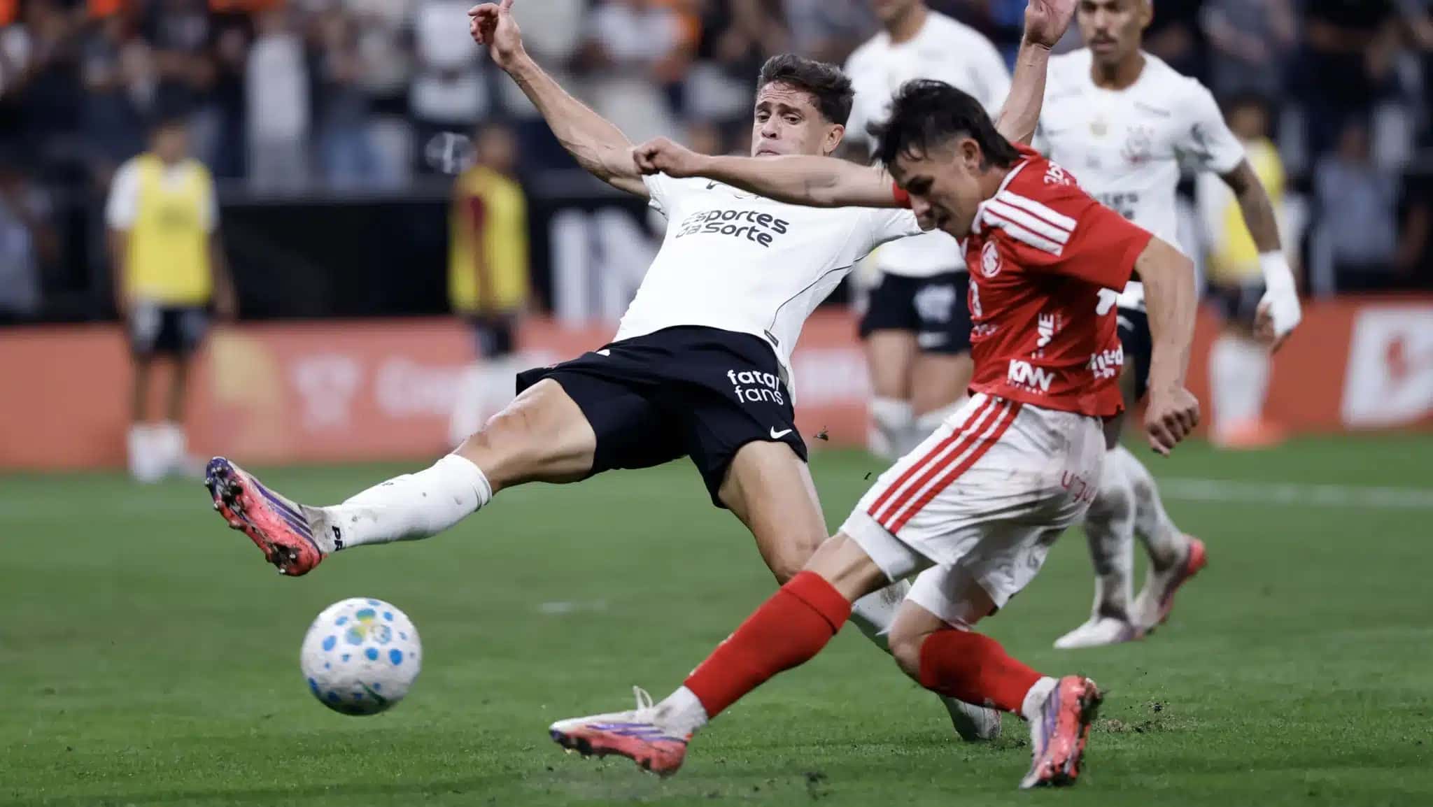 Bernabei finaliza para marcar gol do Inter sobre o Corinthians na Copa do Brasil