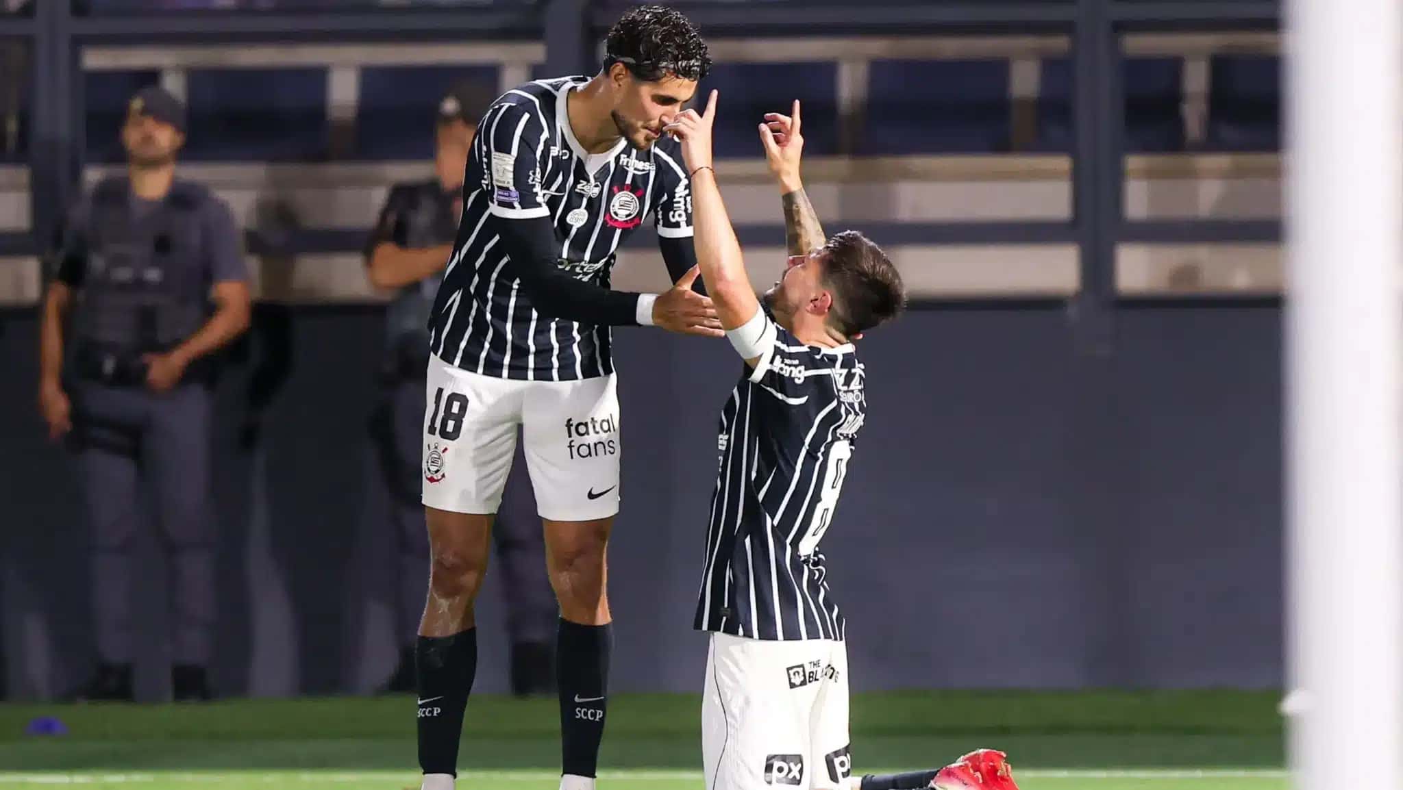 Pedro Raul e Rodrigo Garro, autores dos gols do Corinthians sobre o Red Bull Bragantino