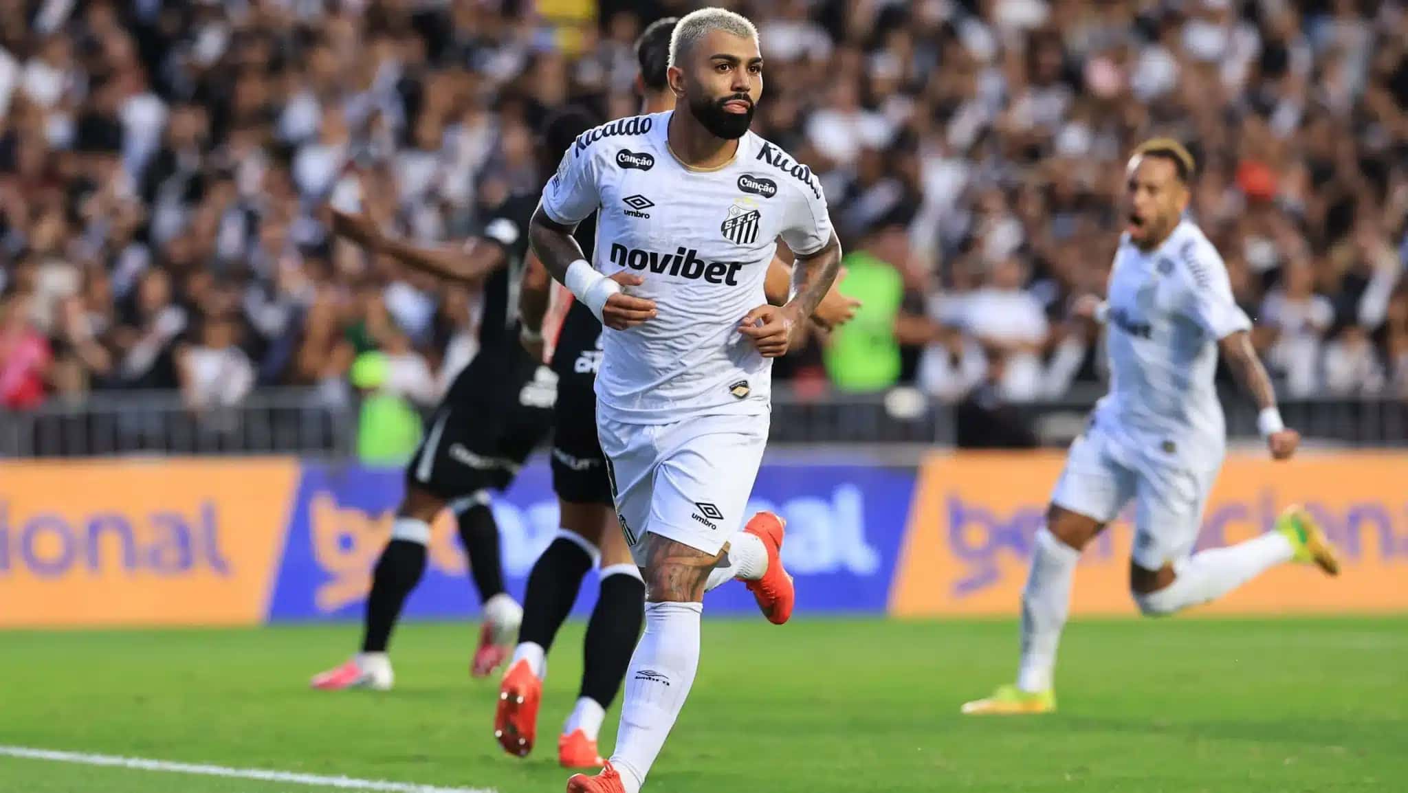Gabigol comemora gol do Santos sobre o Vasco em São Januário