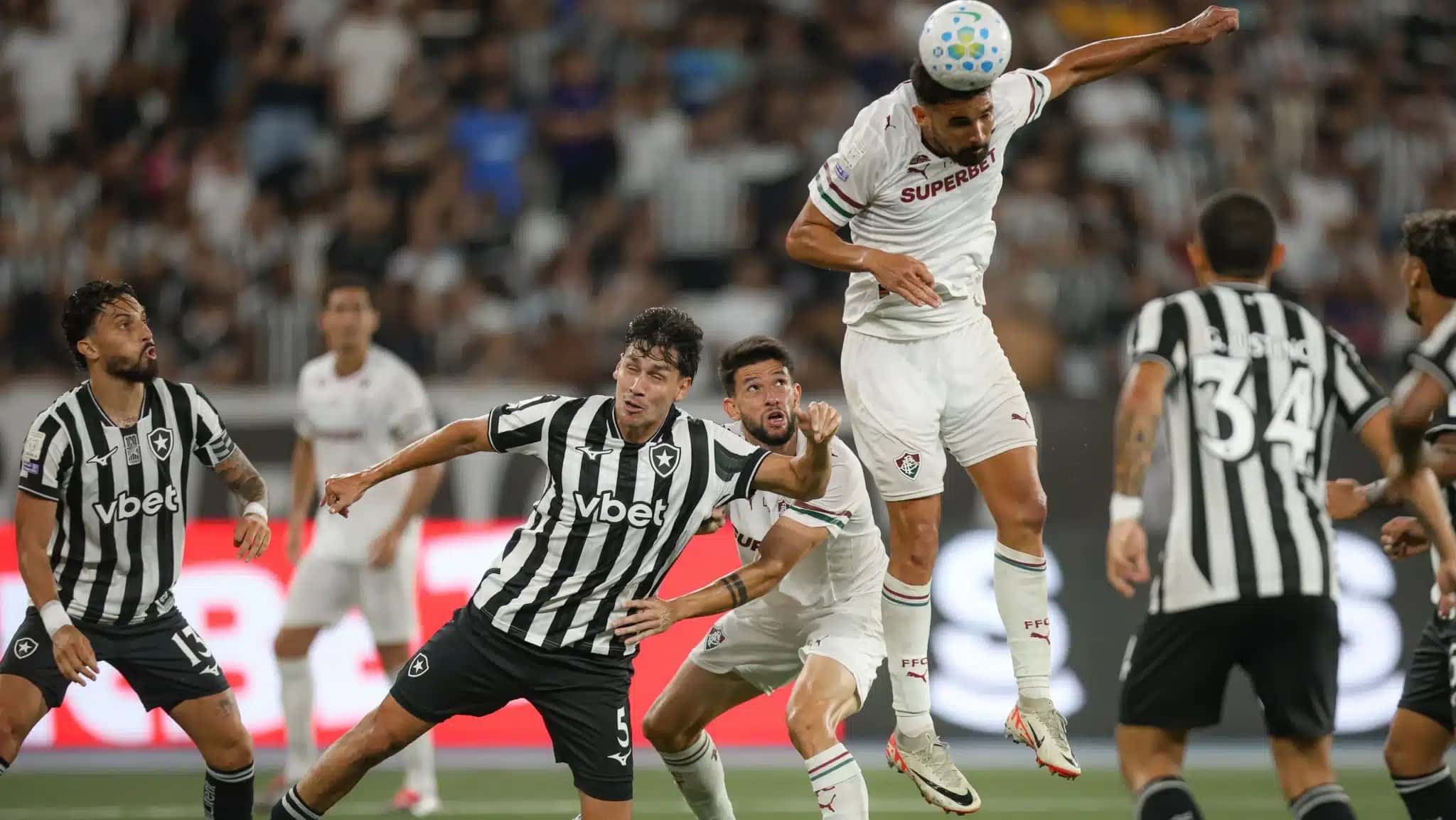 Ignácio sobe sozinho para cabecear e empatar o clássico entre Botafogo e Fluminense pelo Brasileirão