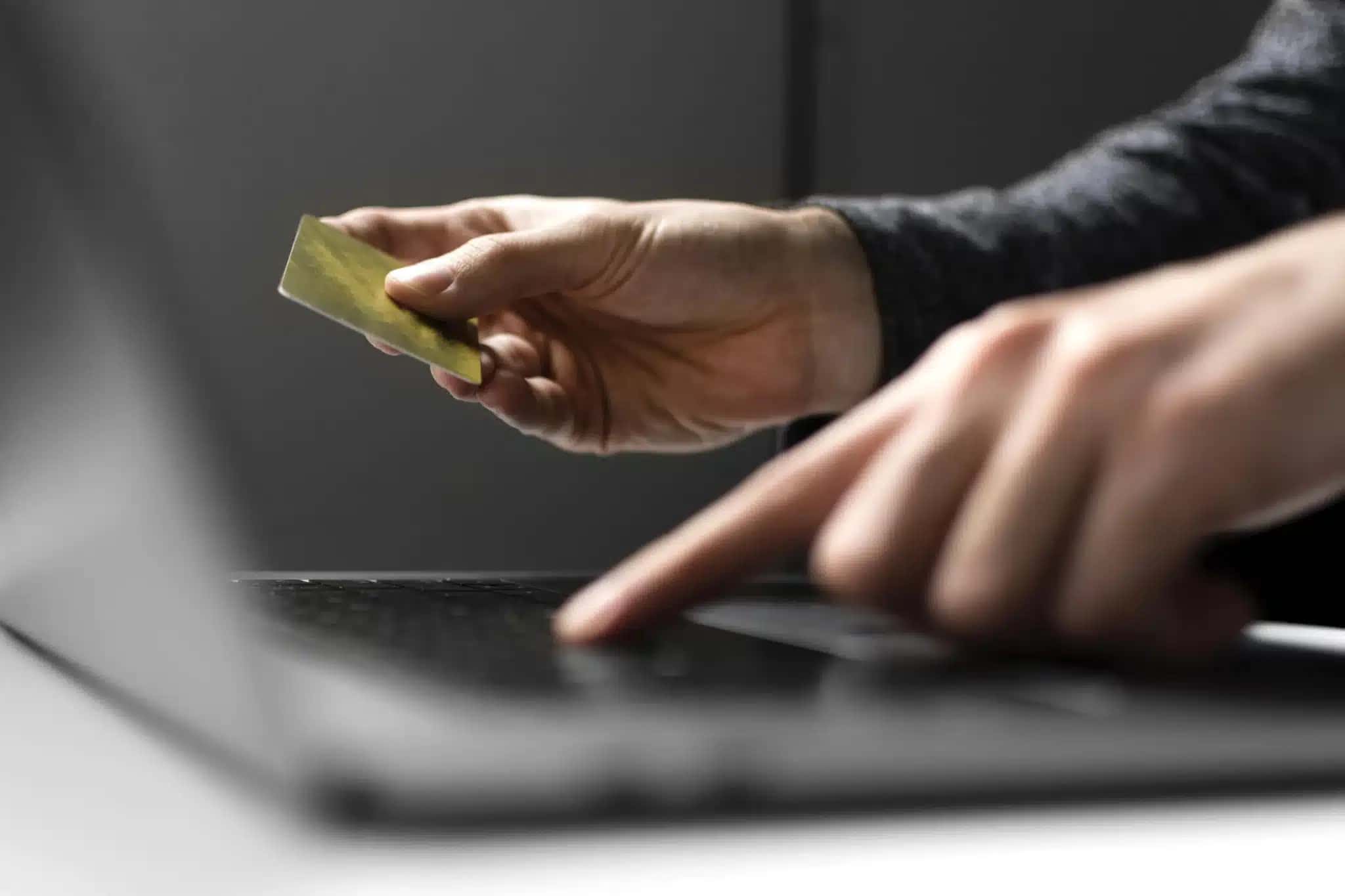 Representação de pessoa utilizando serviços financeiros com segurança.