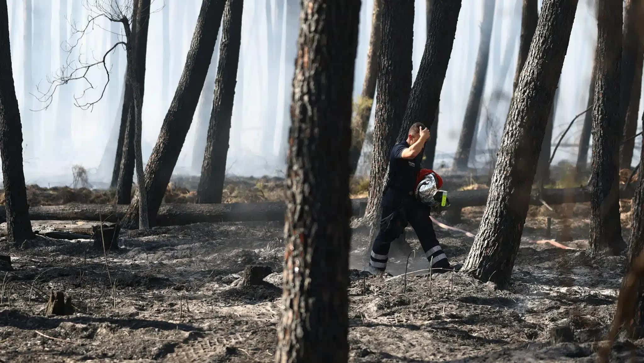 Bombeiros durante um incêndio florestal na Gironda, França