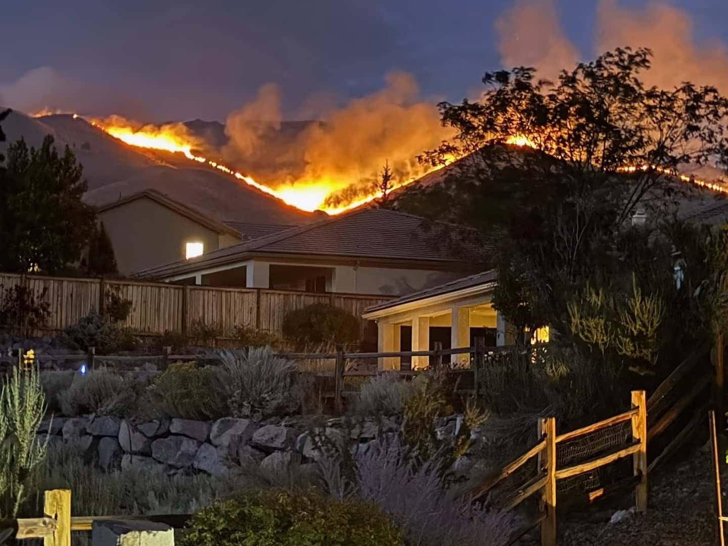Incêndio destruiu casas em Nevada | Truckee Meadows Fire Protection District – 22.ago.2026