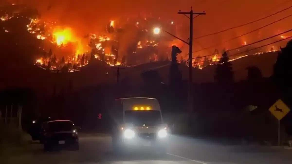 Milhares de pessoas receberam ordem de retirada depois que um incêndio mais que dobrou de tamanho durante a noite no Canadá
