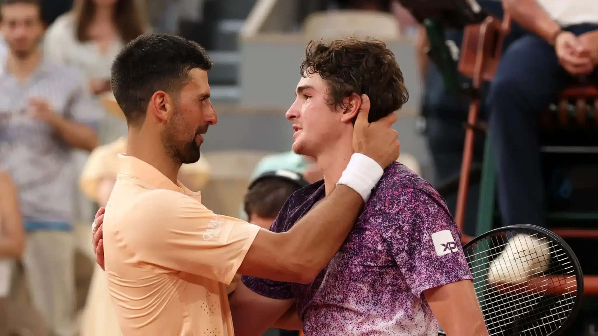 João Fonseca e Novak Djokovic em Roland Garros