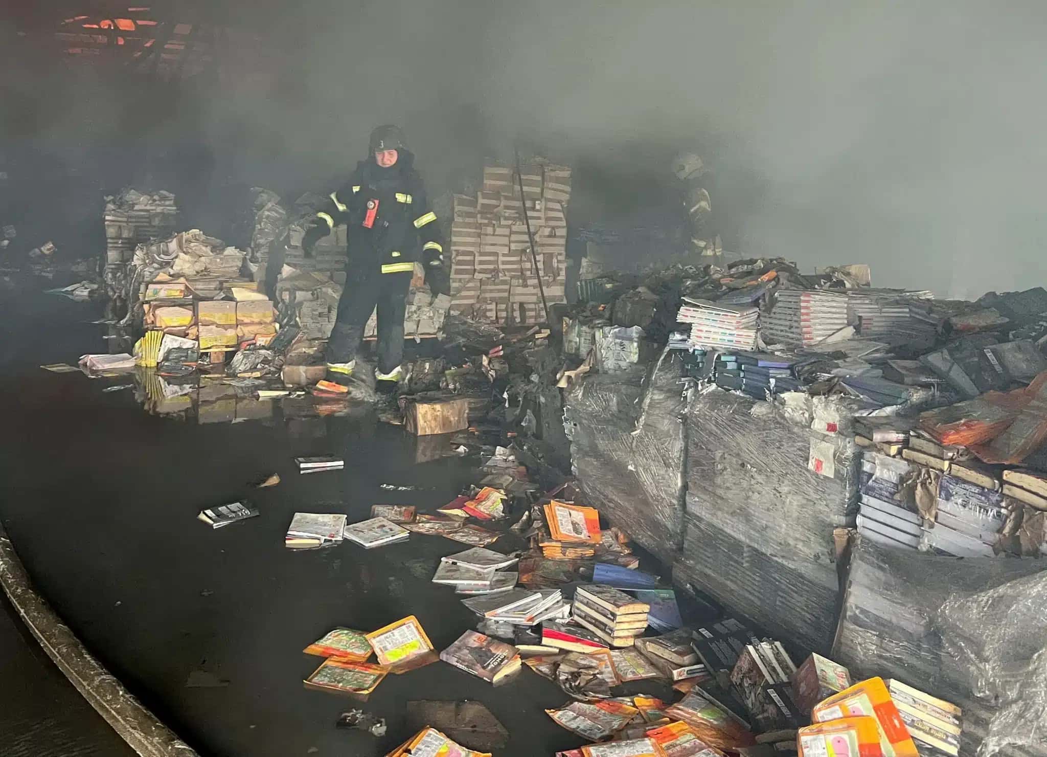 Bombeiro trabalha em depósito de livros atingido por ataque russo em Kharkiv 1º de agosto de 2026 REUTERS/Volodymyr Pavlov