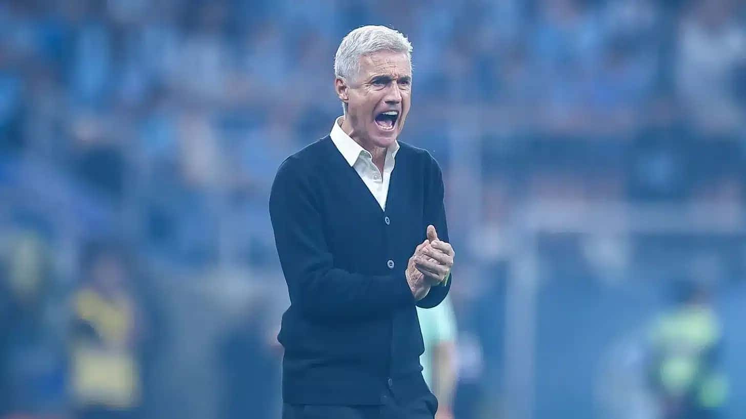 Luís Castro durante a vitória do Grêmio sobre o Mirassol