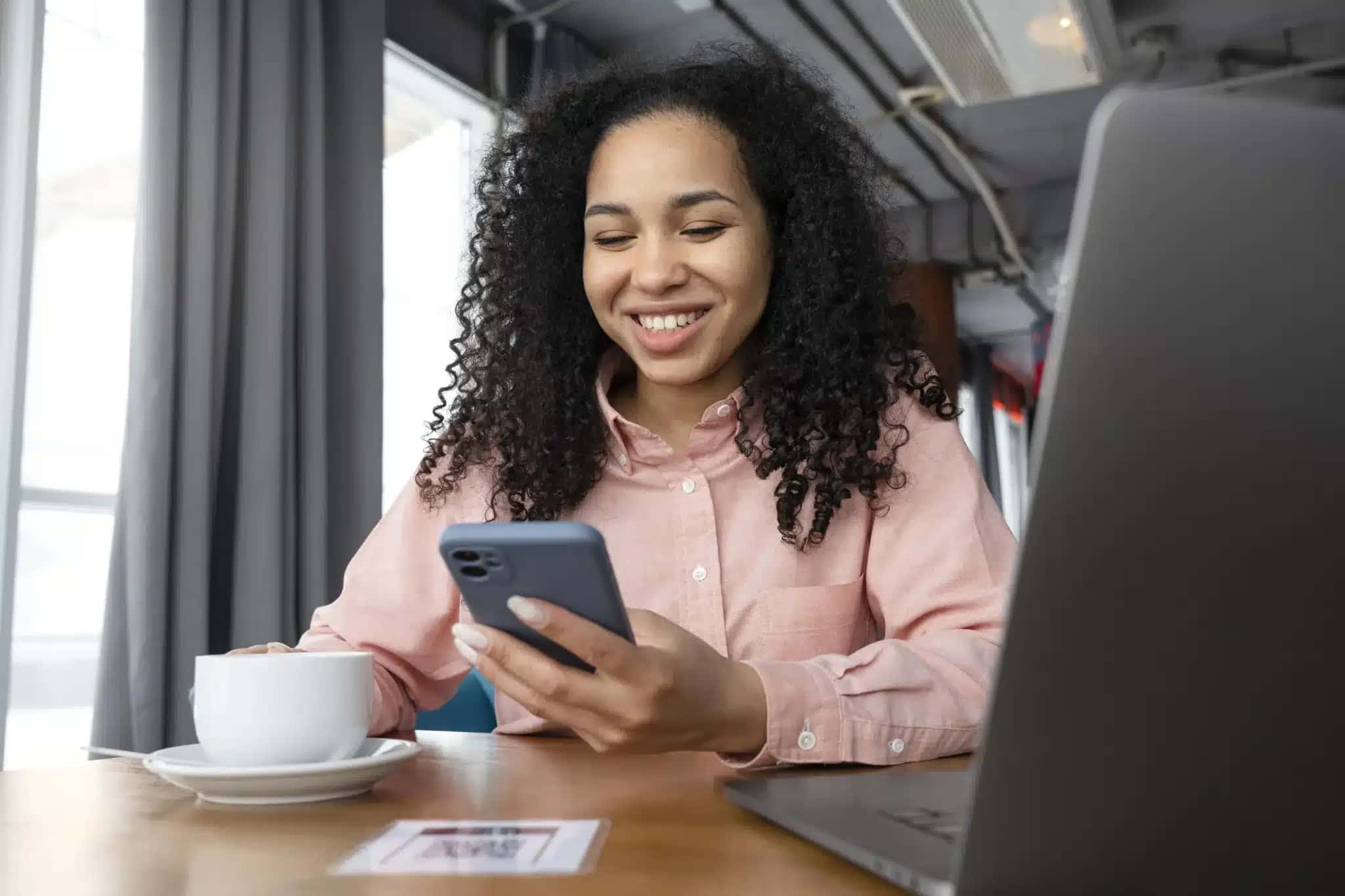 Representação de pessoa investindo em fundos internacionais por aplicativo no celular.