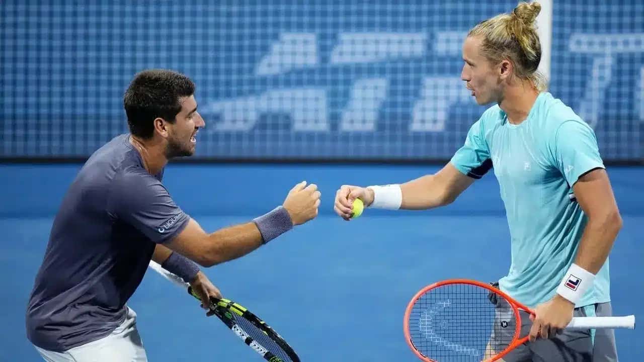 Orlando Luz e Rafael Matos comemoram no Masters 1000 de Montreal; eles farão uma final inédita