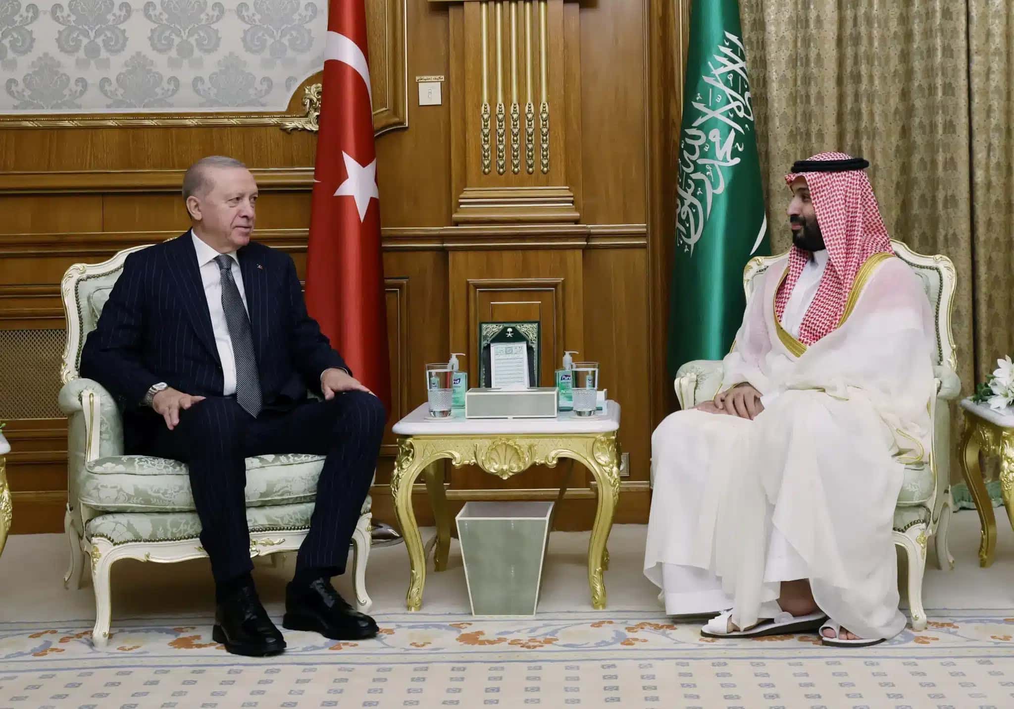 Presidente turco Tayyip Erdogan e príncipe herdeiro saudita Mohammed bin Salman em Meca 7 de agosto de 2026 Murat Cetinmuhurdar/Divulgação via REUTERS