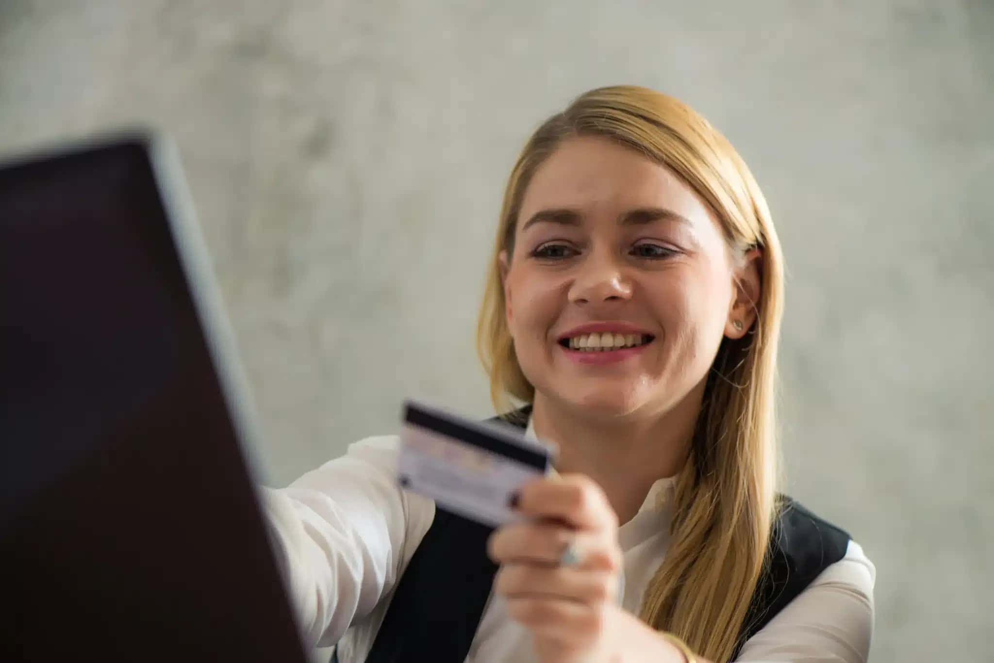 Representação de pessoa usando serviços financeiros online.