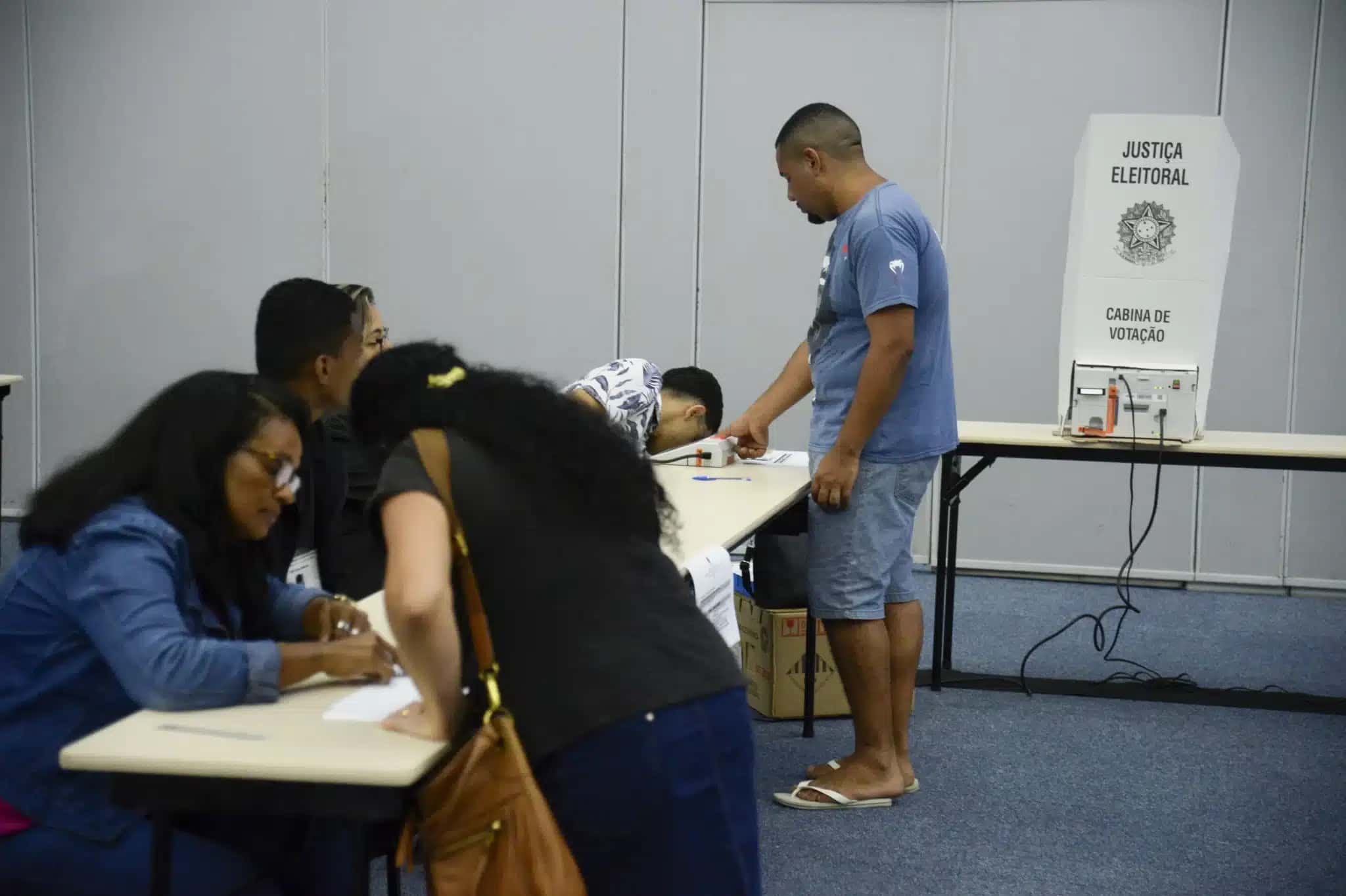 Eleitores do Rio de Janeiro votam no segundo turno das eleições 2022 em seção eleitoral no centro da cidade