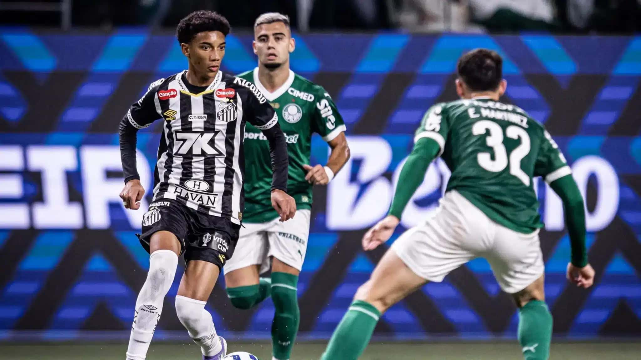 Robinho Jr. em ação durante o clássico entre Palmeiras e Santos