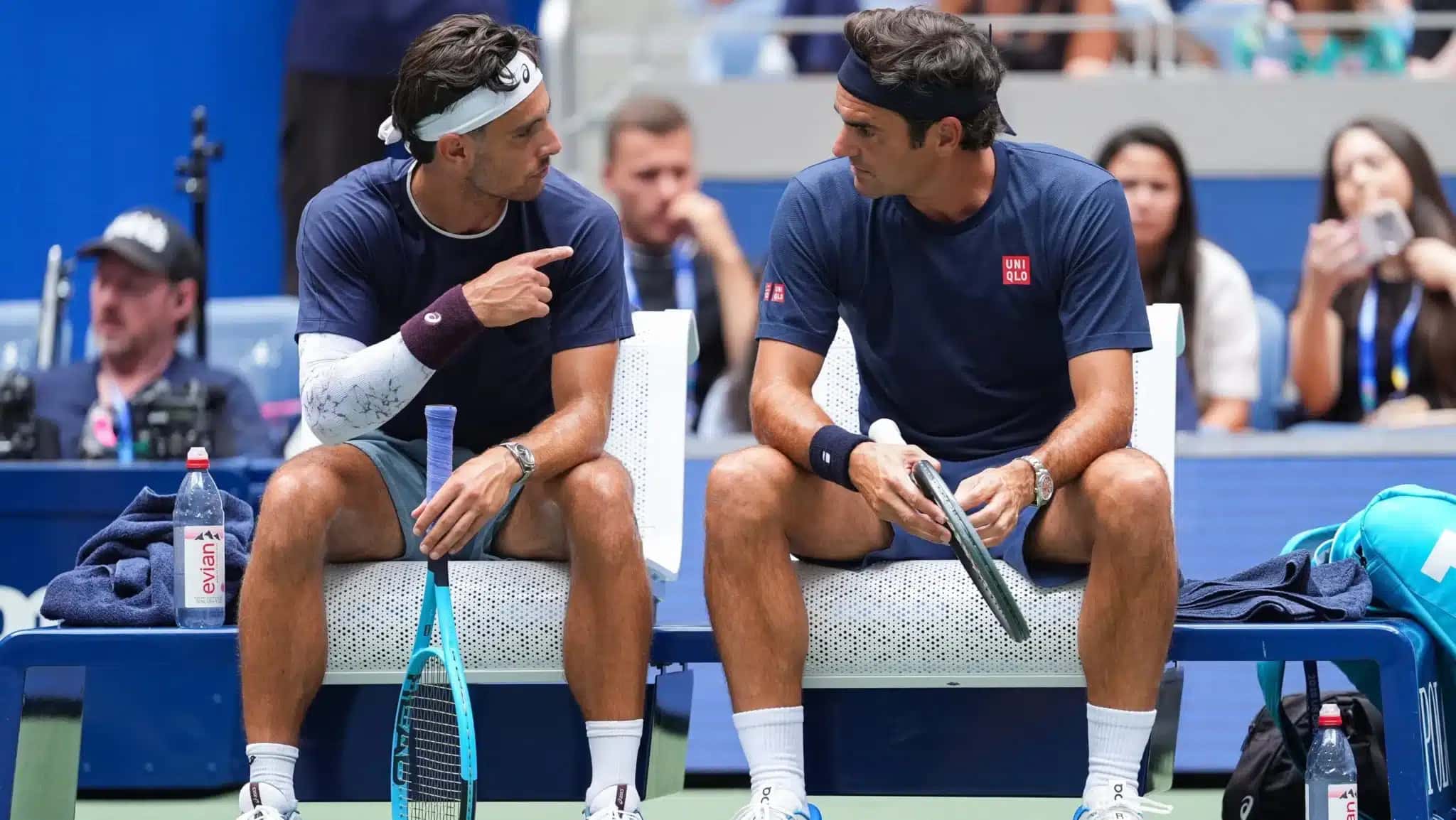 Roger Federer conversa com o italiano Lorenzo Musetti durante treino no US Open
