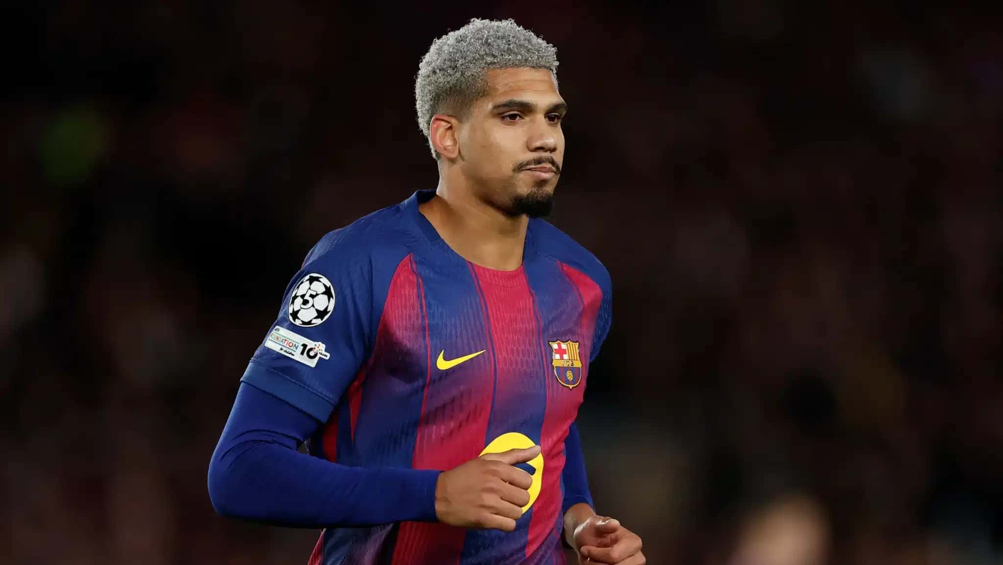 Ronald Araujo em jogo do Barcelona na Champions League