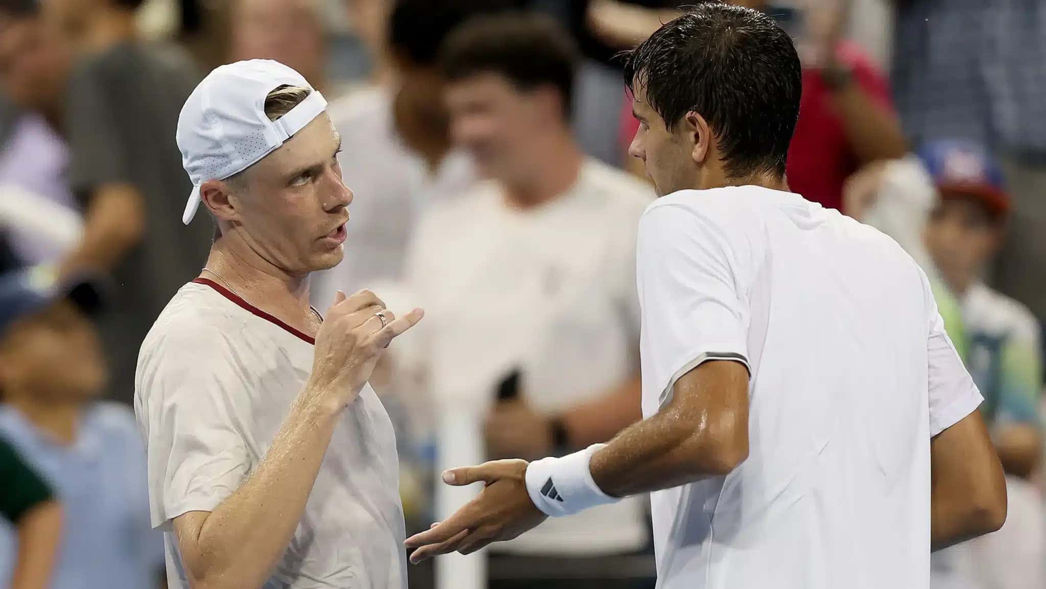 Denis Shapovalov reclama com Rafael Jódar após o espanhol trocar os cadarços duas vezes e pedir atendimentos médicos quando perdia a partida entre os dois no Masters de Cincinnati