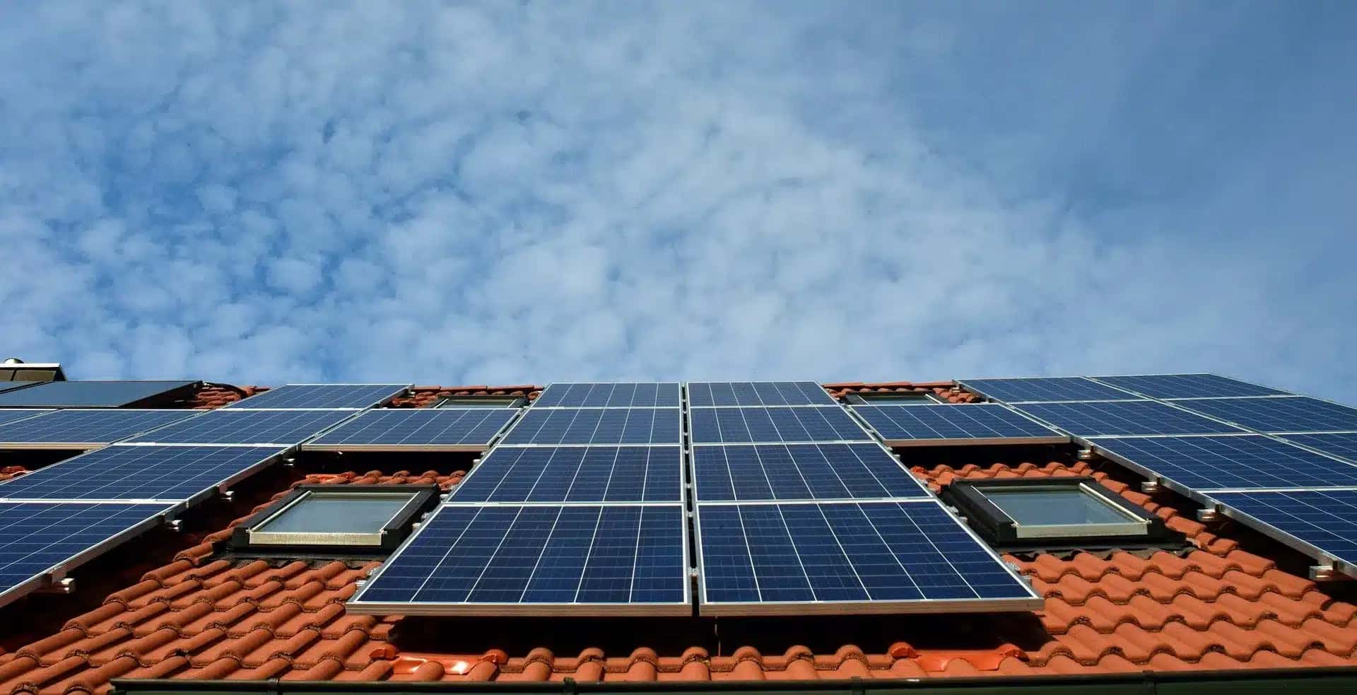 Painéis de energia solar instalados em telhado