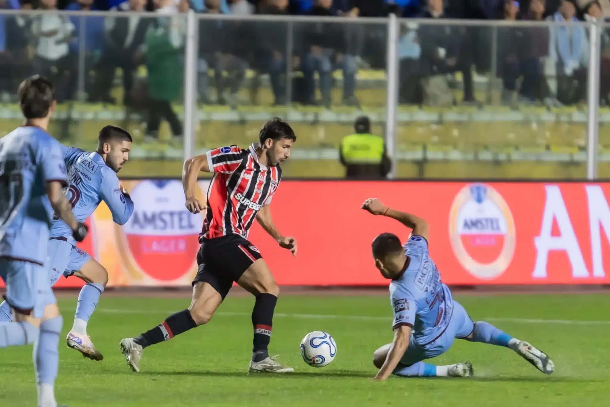 Calleri em ação na partida contra o Bolívar, em La Paz