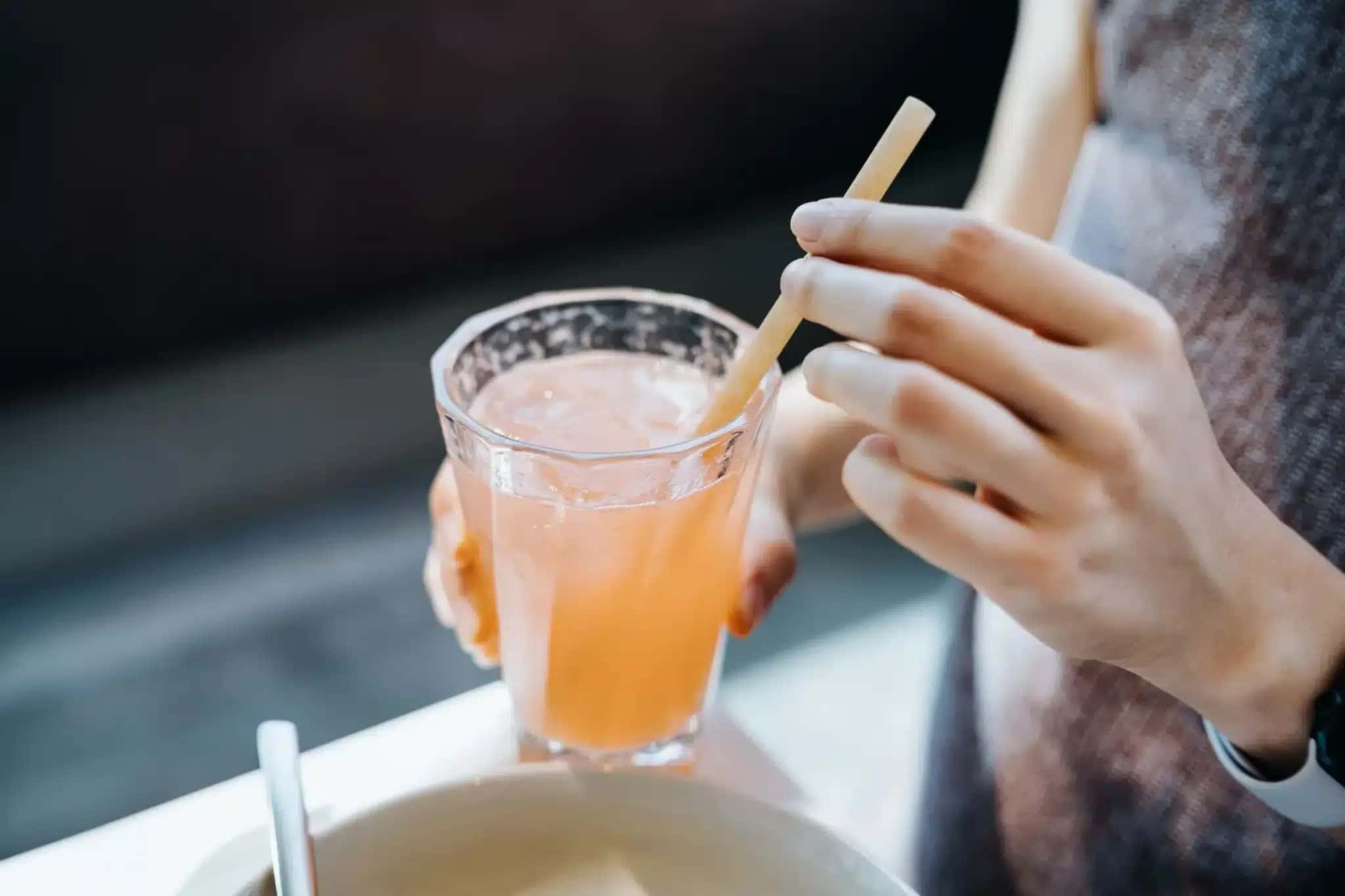 O suco natural de frutas contém calorias, enquanto o refrigerante zero não. Qual é melhor para emagrecer?
