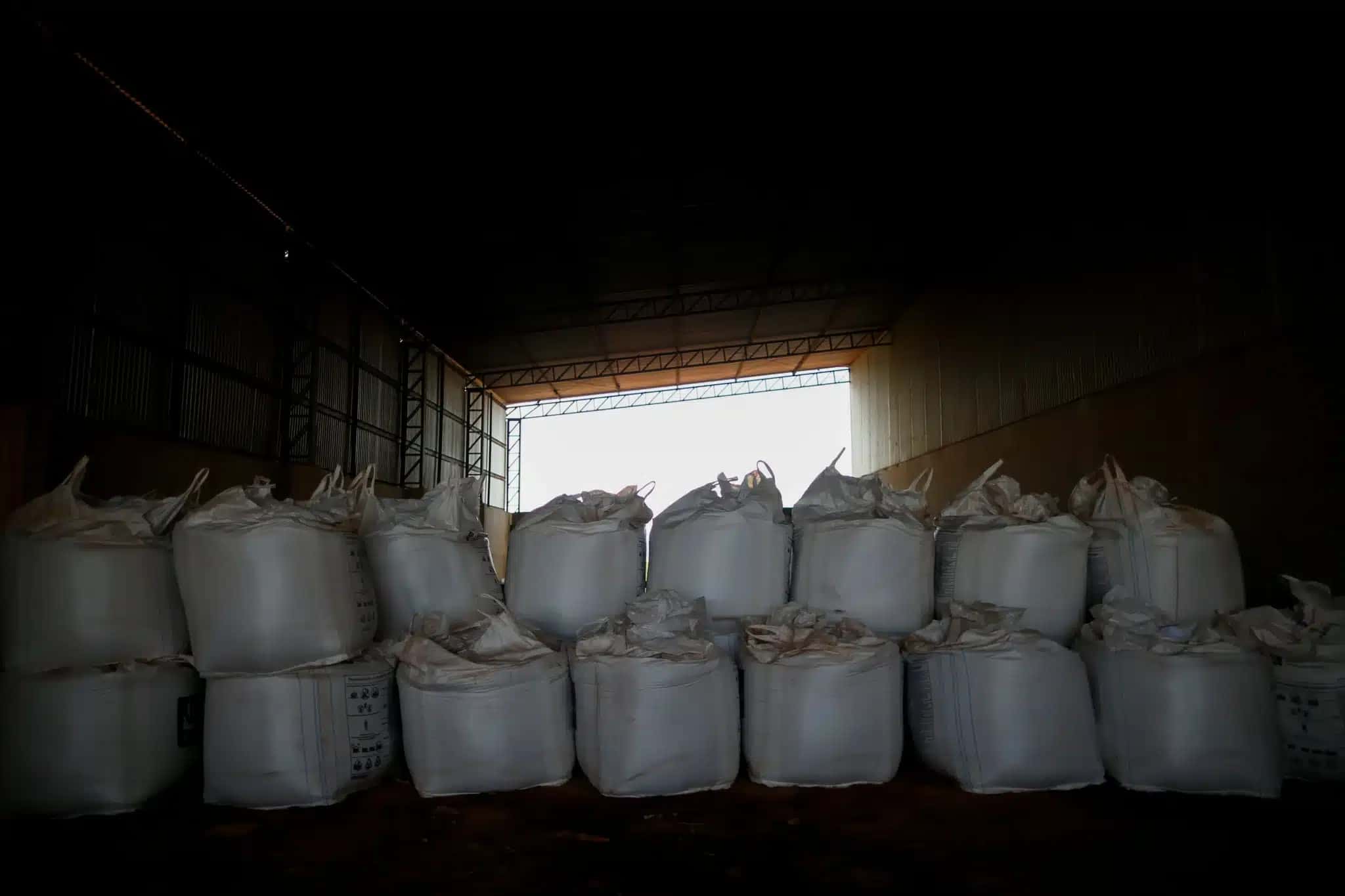 Sacos de fertilizantes em armazém