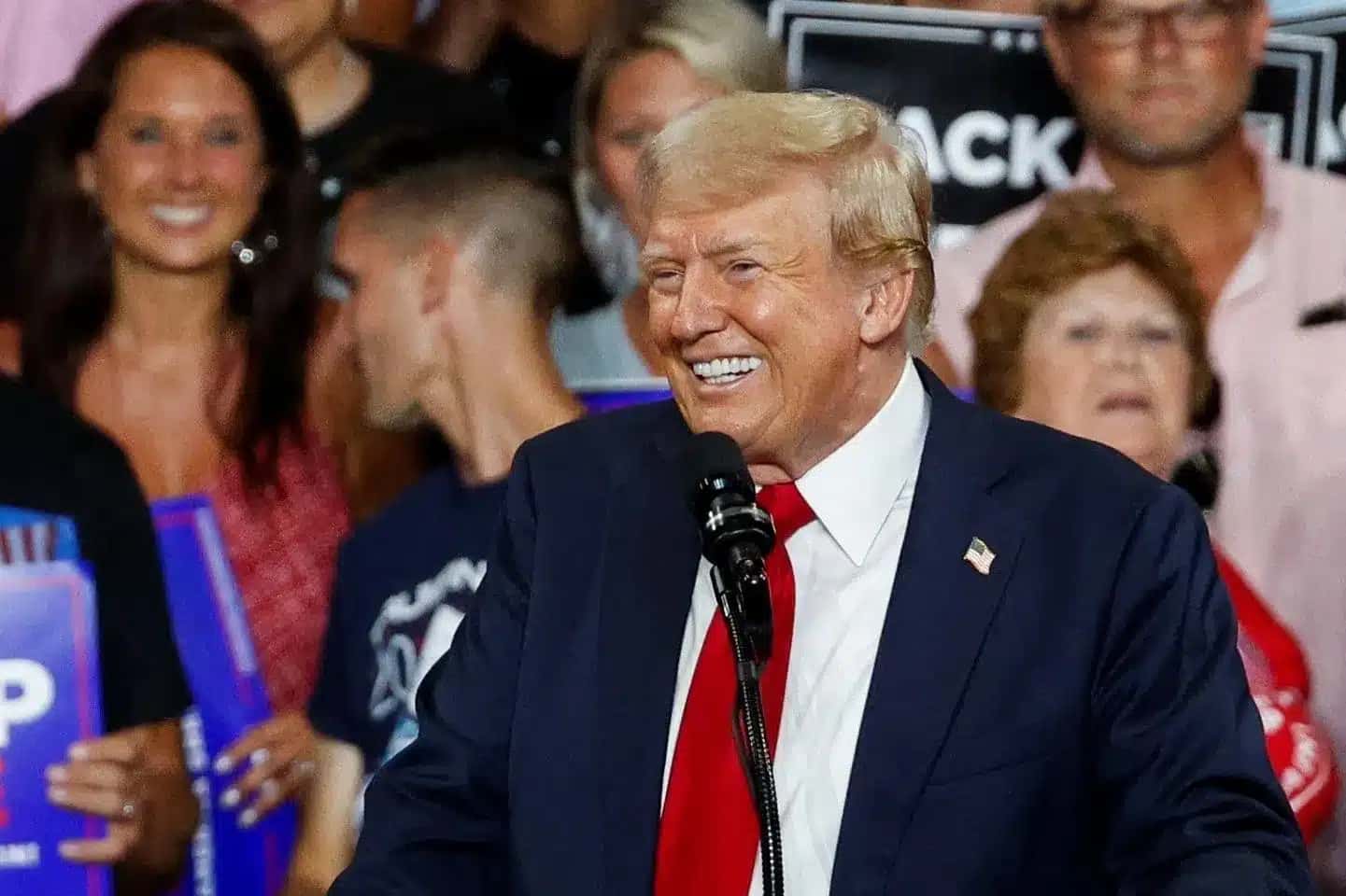 Candidato presidencial republicano, Donald Trump, faz comício em Charlotte, Carolina do Norte