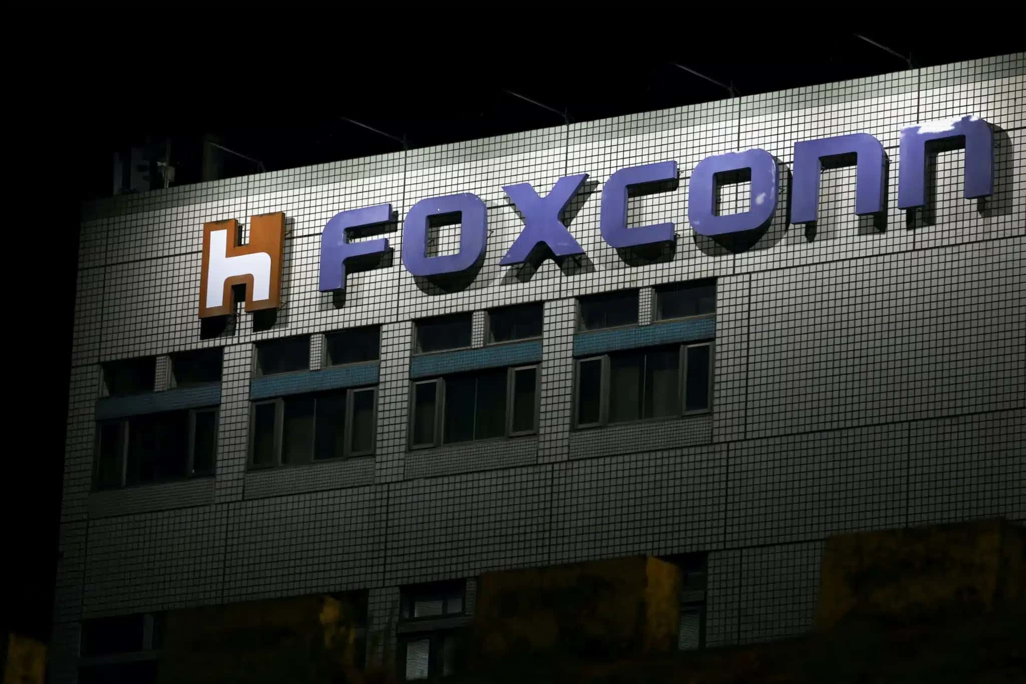 Logo da Foxconn no prédio da empresa em Taipé