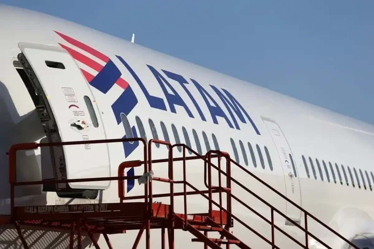 Aeronave da Latam no Aeroporto Internacional de Santiago, no Chile