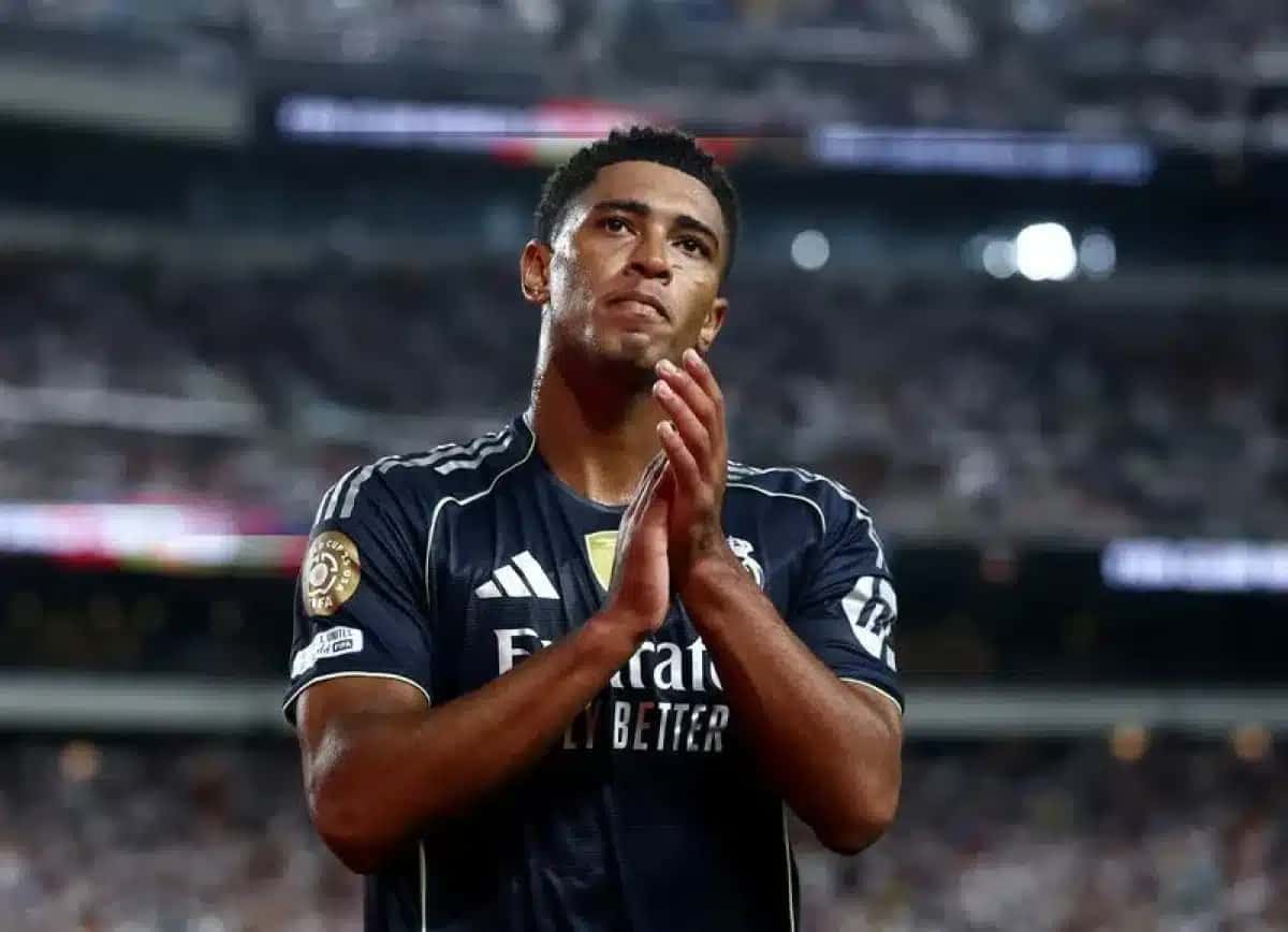 Jude Bellingham aplaude torcedores após ser substituído durante partida entre Real Madrid e RB Salzburg pela Copa do Mundo de Clubes
