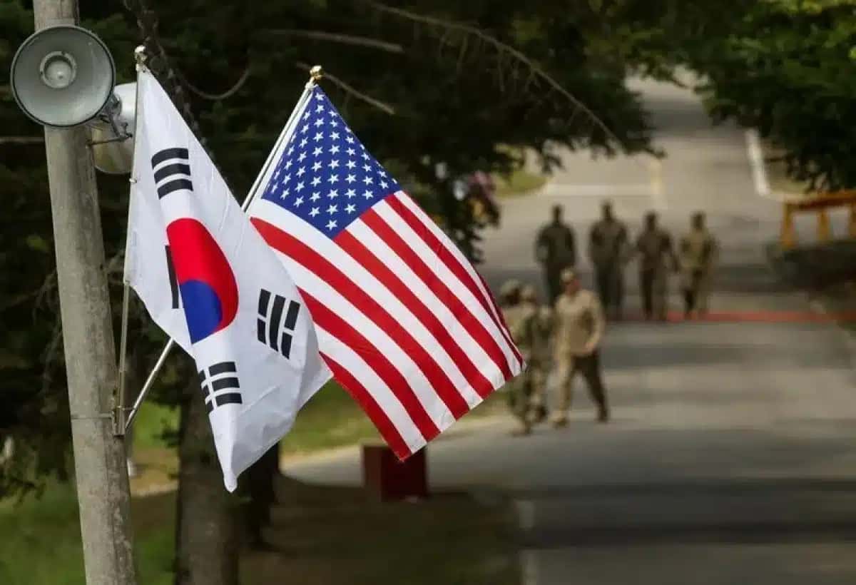 As bandeiras sul-coreana e norte-americana tremulam lado a lado em Yongin, Coreia do Sul