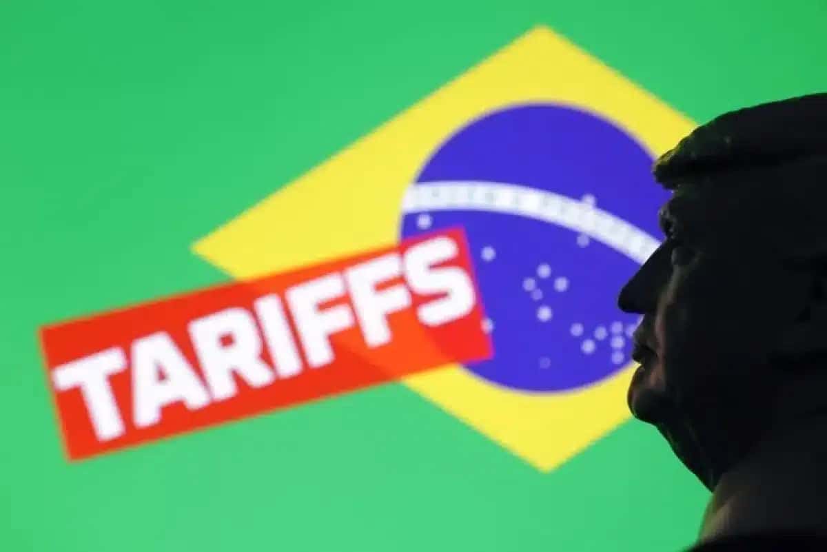 Miniatura do presidente dos EUA, Donald Trump, em ilustração diante da bandeira do Brasil com a palavra “tarifas”
