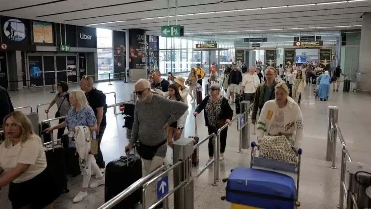 Turistas caminham após chegarem no Aeroporto de Málaga-Costa del Sol, em Málaga