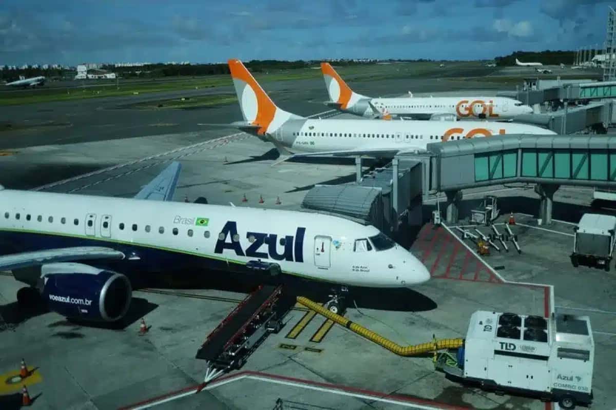 Aviões da Azul e da Gol em aeroporto em Salvador