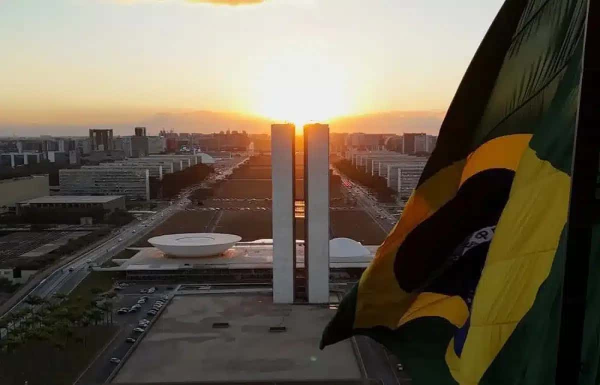 Imagem de drone mostra bandeira brasileira tremulando na Praça dos Três Poderes, em Brasília