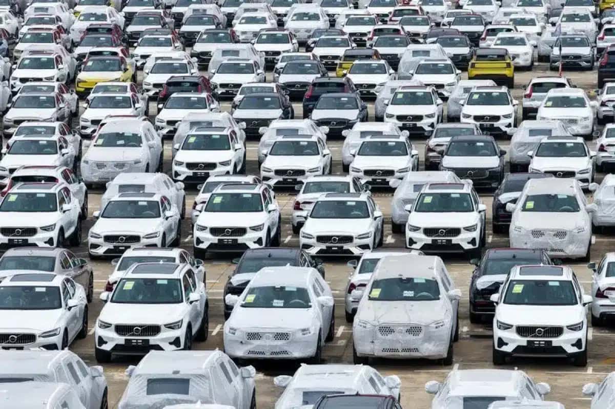 Carros estacionados em porto de Nanjing, na China